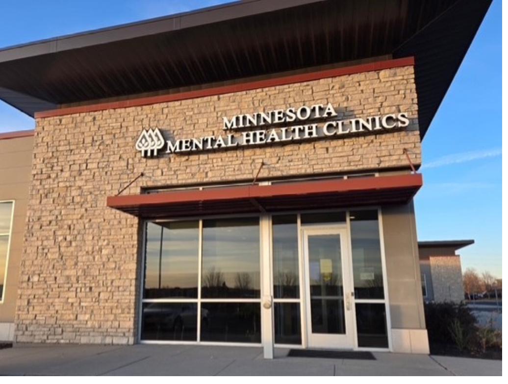 Exterior entryway of Minnesota Mental Health Clinics Apple Valley location