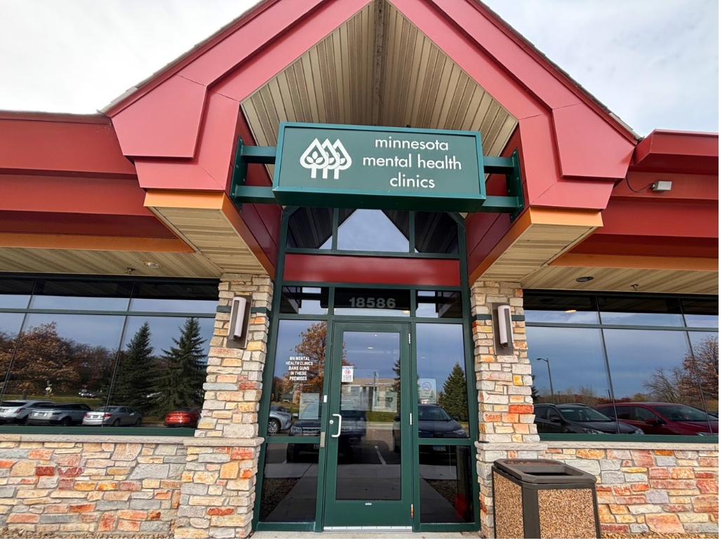 Exterior entryway of Minnesota Mental Health Clinics Lakeville location