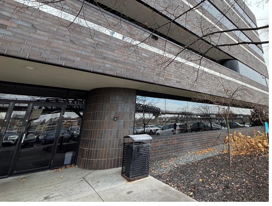 Exterior entryway of Minnesota Mental Health Clinics St. Louis Park location